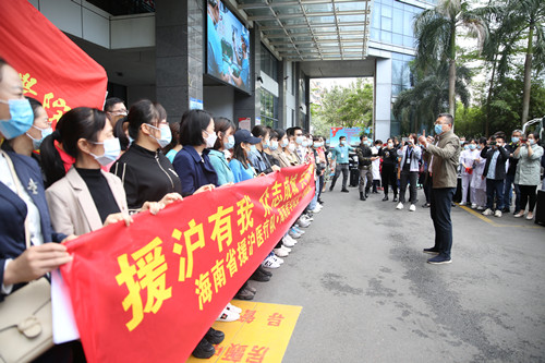 海医一附院援沪医疗队队长王继浩向队员介绍救援任务_副本.jpg