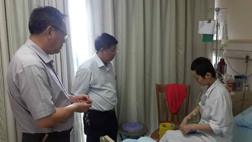 1467853566140197.jpg 李巍景书记与陈岩书记探望党员莫开萍_副本.jpg