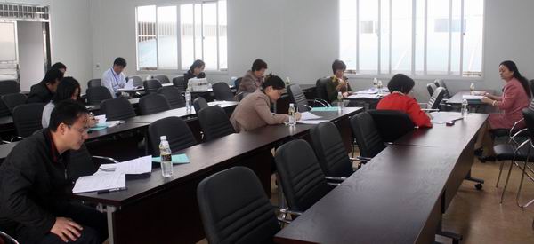 行政后勤代表组讨论审议两个报告.jpg