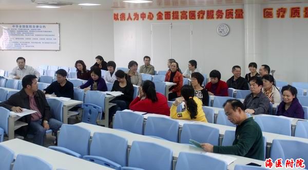 门诊医技代表讨论组审议两个报告.jpg