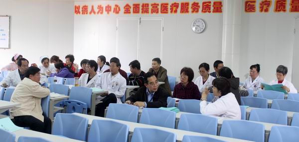 内科代表组讨论审议两个报告.jpg