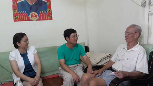 1467853538280093.jpg 李丽院长与欧阳毅主任探望退休老党员蒙绪才_副本.jpg