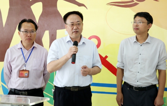 1446800418132602.jpg 海医附院党委副书记陈岩(中)、澄迈县政府副县长周领军(右)、澄迈县教科局局长王文范(左)1.JPG